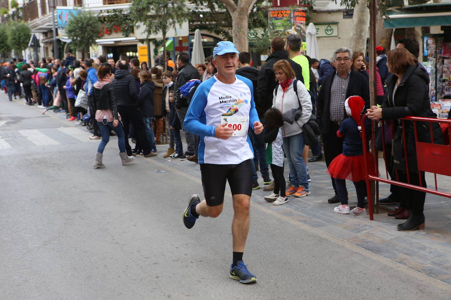 Miles de corredores han despedido el año corriendo por las calles de Lorca