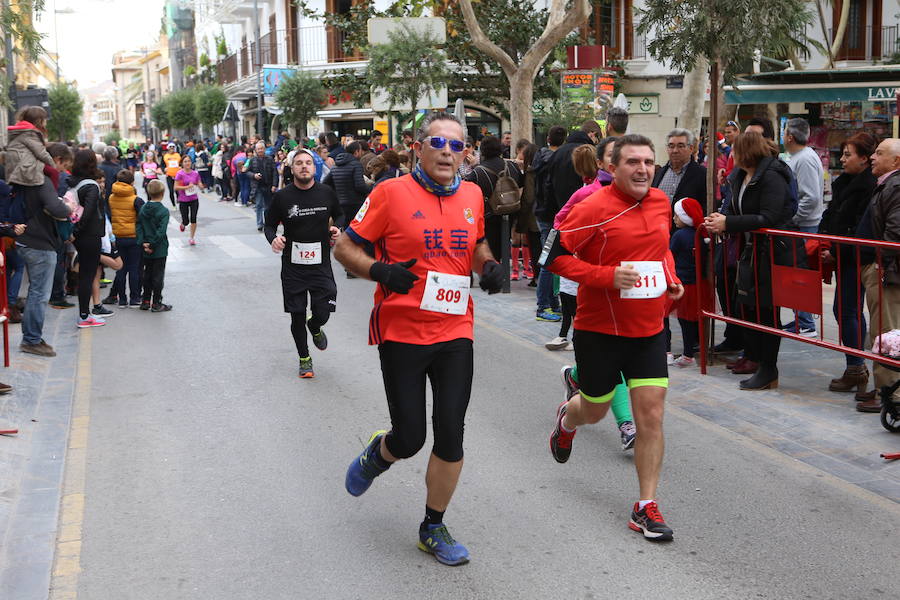 Miles de corredores han despedido el año corriendo por las calles de Lorca