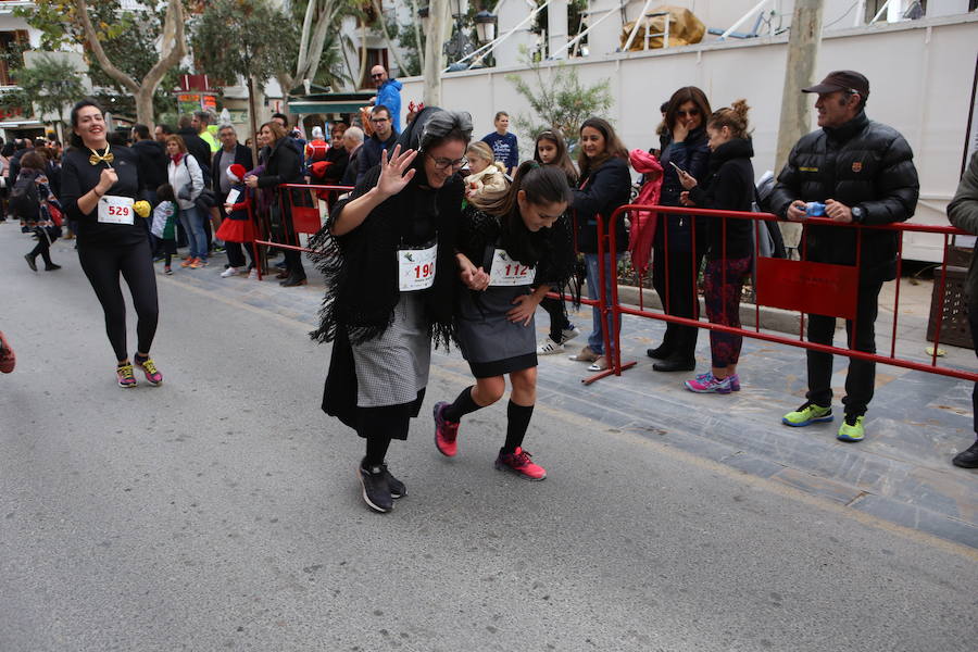 Miles de corredores han despedido el año corriendo por las calles de Lorca