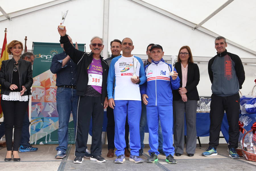 Todos los ganadores de las pruebas tanto infantil como general recibiendo sus premios