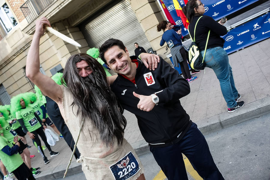 Muchos de los miles de participantes en la San Silvestre de Murcia han acudido a la carrera con originales disfraces que han triunfado por las calles de la ciudad