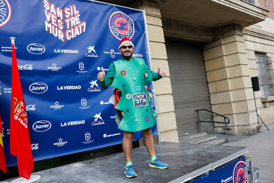 Muchos de los miles de participantes en la San Silvestre de Murcia han acudido a la carrera con originales disfraces que han triunfado por las calles de la ciudad