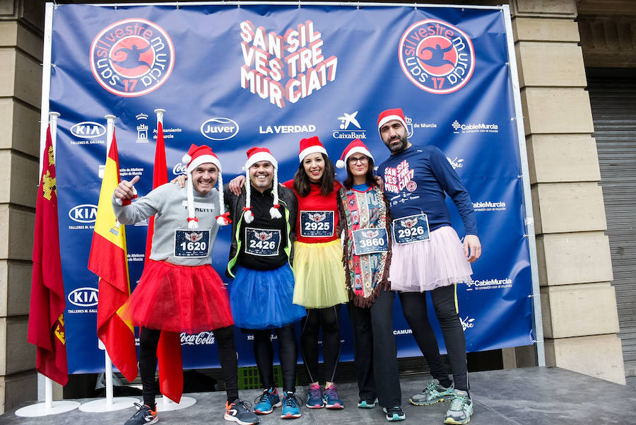 Muchos de los miles de participantes en la San Silvestre de Murcia han acudido a la carrera con originales disfraces que han triunfado por las calles de la ciudad