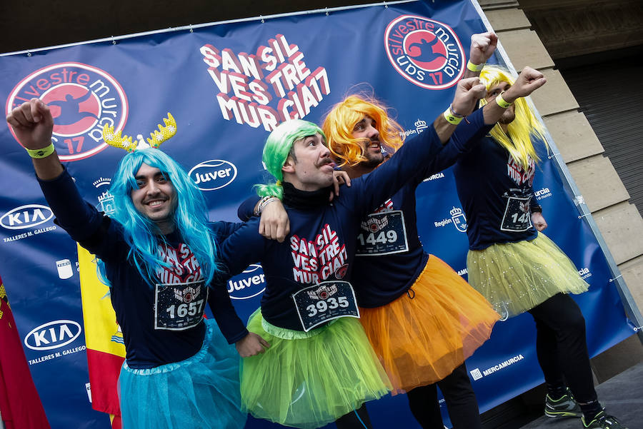 Muchos de los miles de participantes en la San Silvestre de Murcia han acudido a la carrera con originales disfraces que han triunfado por las calles de la ciudad