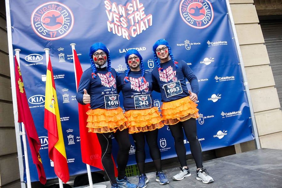 Muchos de los miles de participantes en la San Silvestre de Murcia han acudido a la carrera con originales disfraces que han triunfado por las calles de la ciudad