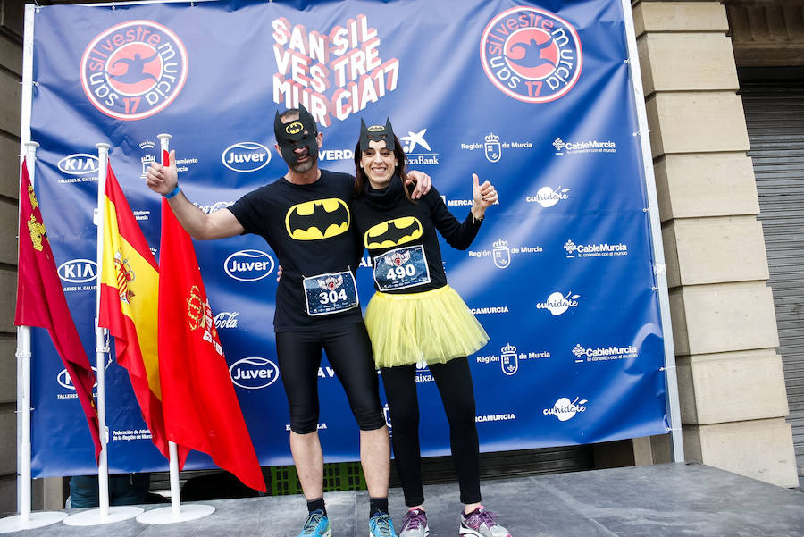 Muchos de los miles de participantes en la San Silvestre de Murcia han acudido a la carrera con originales disfraces que han triunfado por las calles de la ciudad