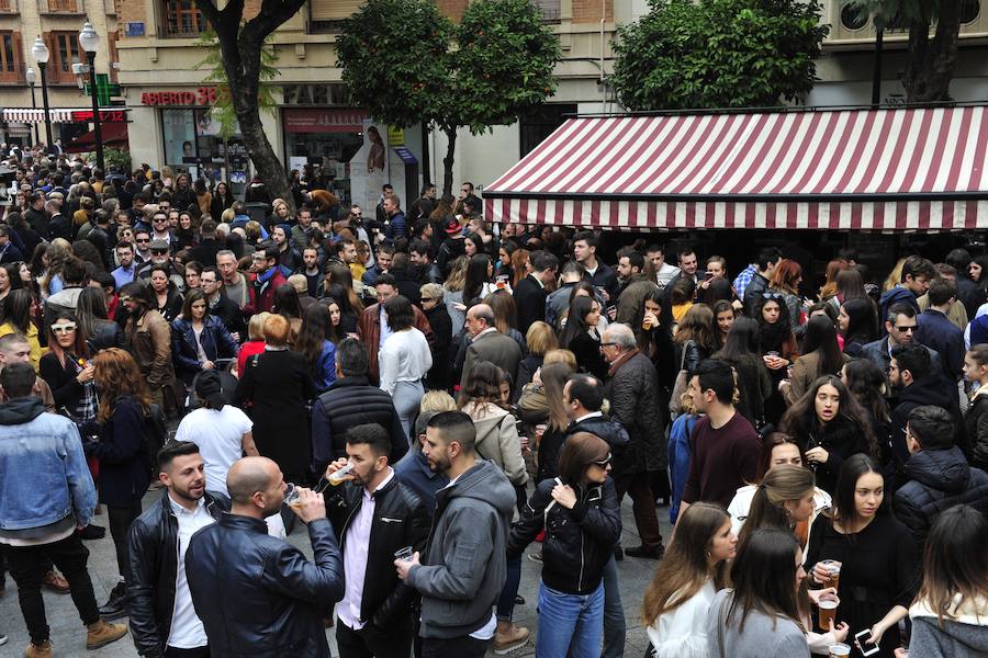 Cientos de personas abarrotan las calles de la ciudad desde la hora de comer para celebrar la Nochevieja