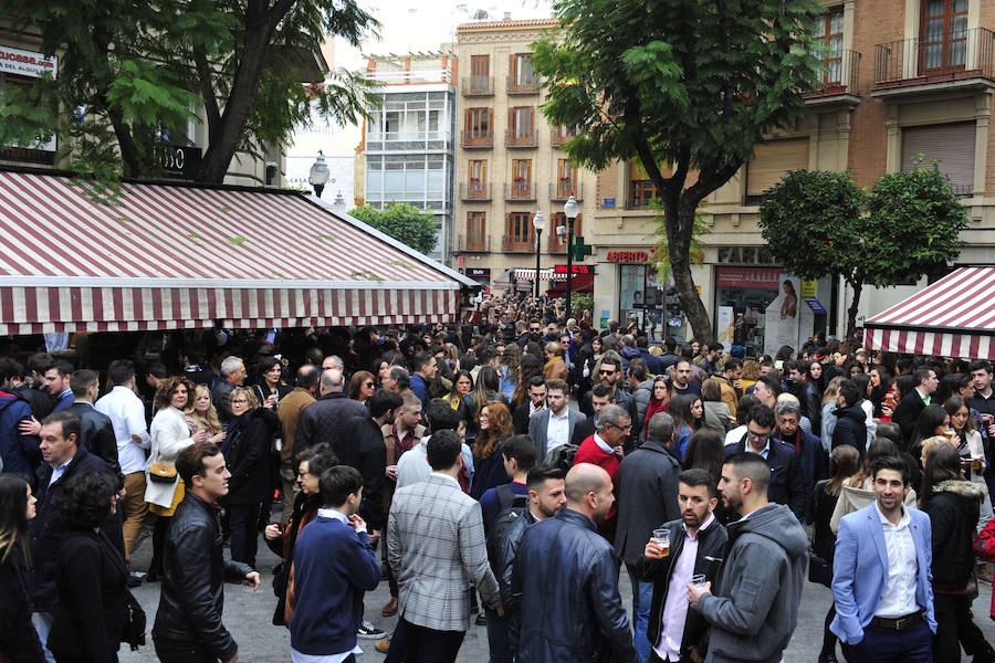 Cientos de personas abarrotan las calles de la ciudad desde la hora de comer para celebrar la Nochevieja
