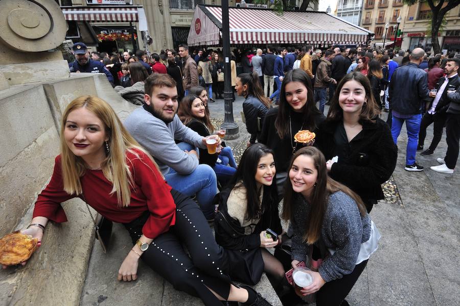 Cientos de personas abarrotan las calles de la ciudad desde la hora de comer para celebrar la Nochevieja