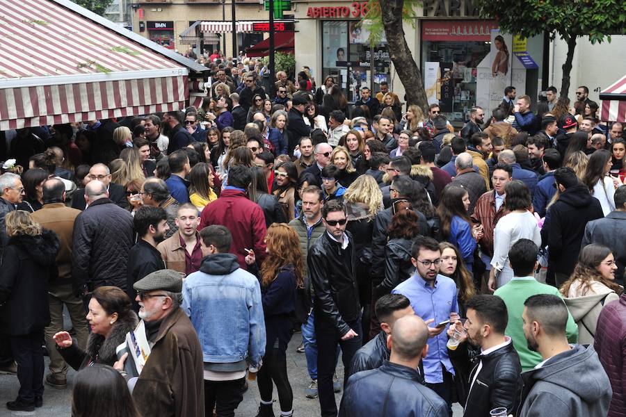 Cientos de personas abarrotan las calles de la ciudad desde la hora de comer para celebrar la Nochevieja