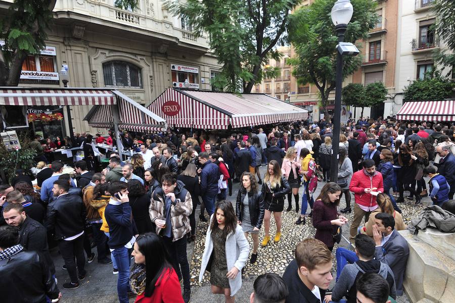 Cientos de personas abarrotan las calles de la ciudad desde la hora de comer para celebrar la Nochevieja