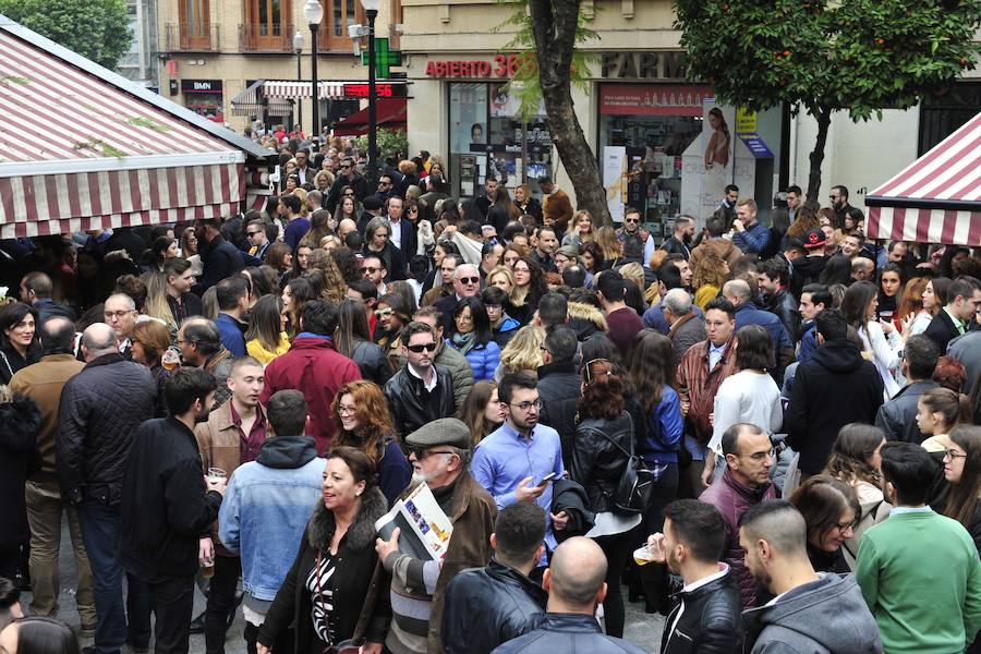 Cientos de personas abarrotan las calles de la ciudad desde la hora de comer para celebrar la Nochevieja