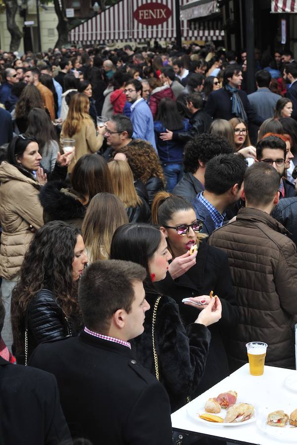 Cientos de personas abarrotan las calles de la ciudad desde la hora de comer para celebrar la Nochevieja