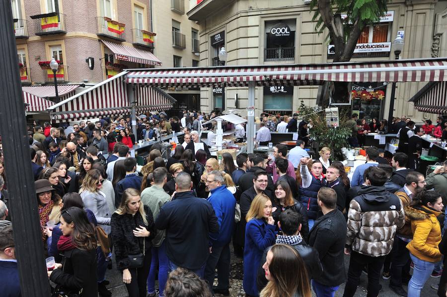 Cientos de personas abarrotan las calles de la ciudad desde la hora de comer para celebrar la Nochevieja