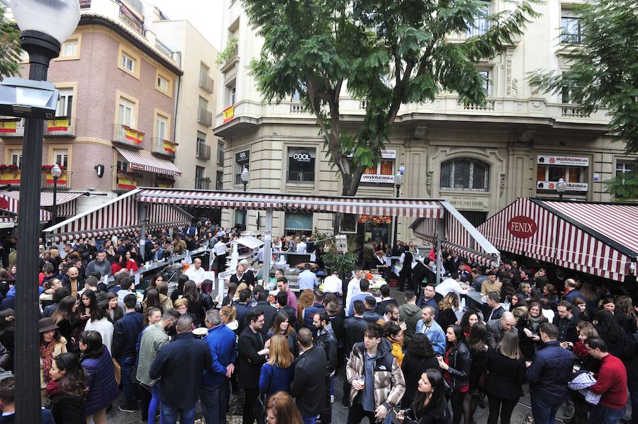 Cientos de personas abarrotan las calles de la ciudad desde la hora de comer para celebrar la Nochevieja