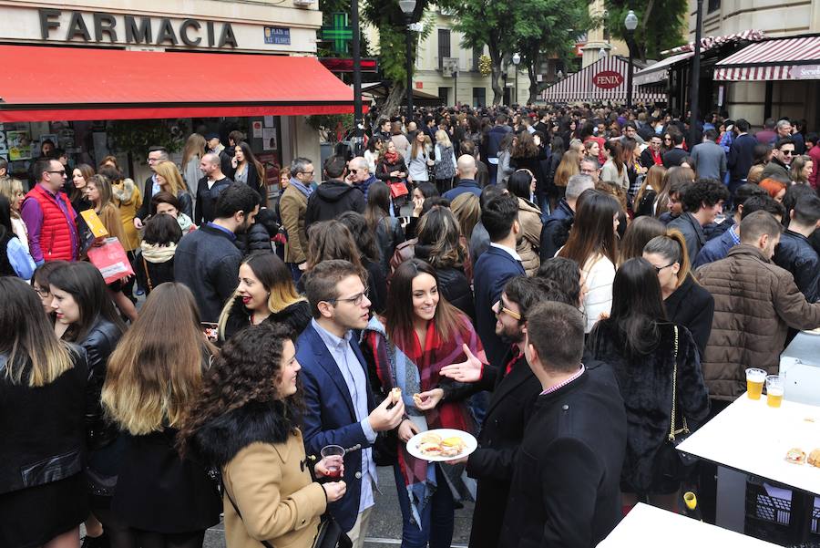 Cientos de personas abarrotan las calles de la ciudad desde la hora de comer para celebrar la Nochevieja
