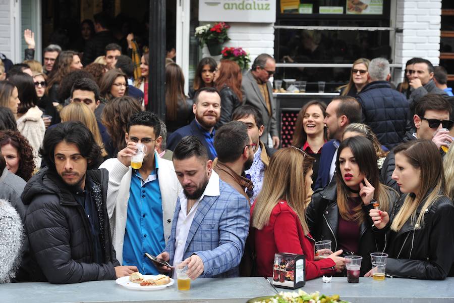 Cientos de personas abarrotan las calles de la ciudad desde la hora de comer para celebrar la Nochevieja