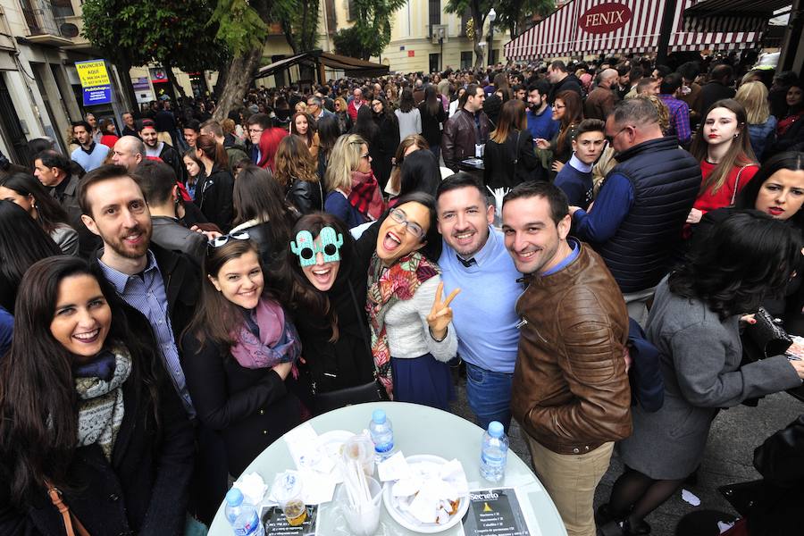 Cientos de personas abarrotan las calles de la ciudad desde la hora de comer para celebrar la Nochevieja