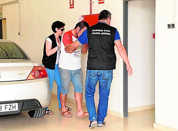 'Torrente', conducido por dos policías judiciales.