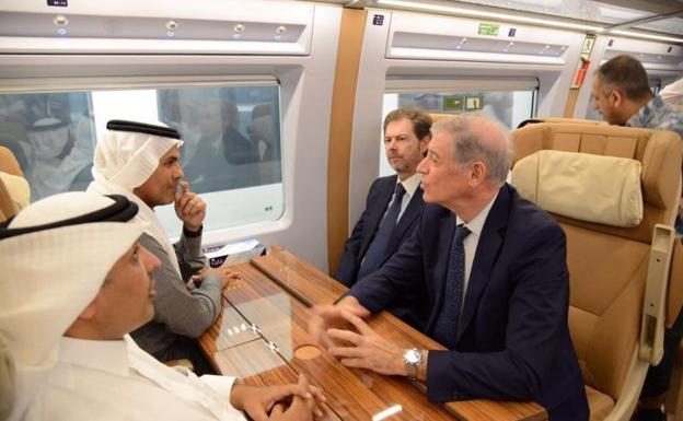 Nabeel Al-Amudi, ministro saudí de Transportes, y Álvaro Iranzo, embajador de España en Arabia Saudí, en el primer viaje de Medina a La Meca. 