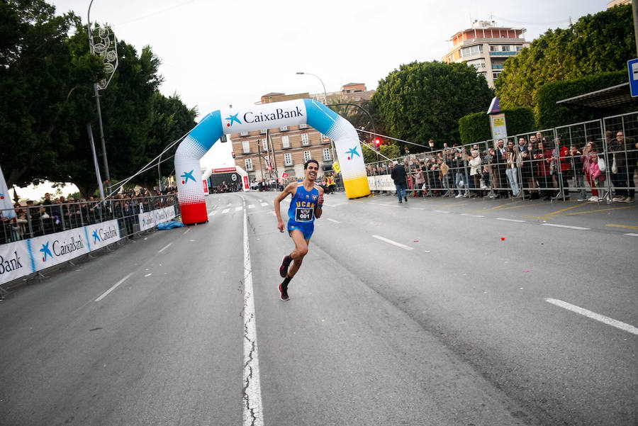 Repasa las imágenes del final de la carrera que ha inuntado las calles de Murcia el día de Nochevieja