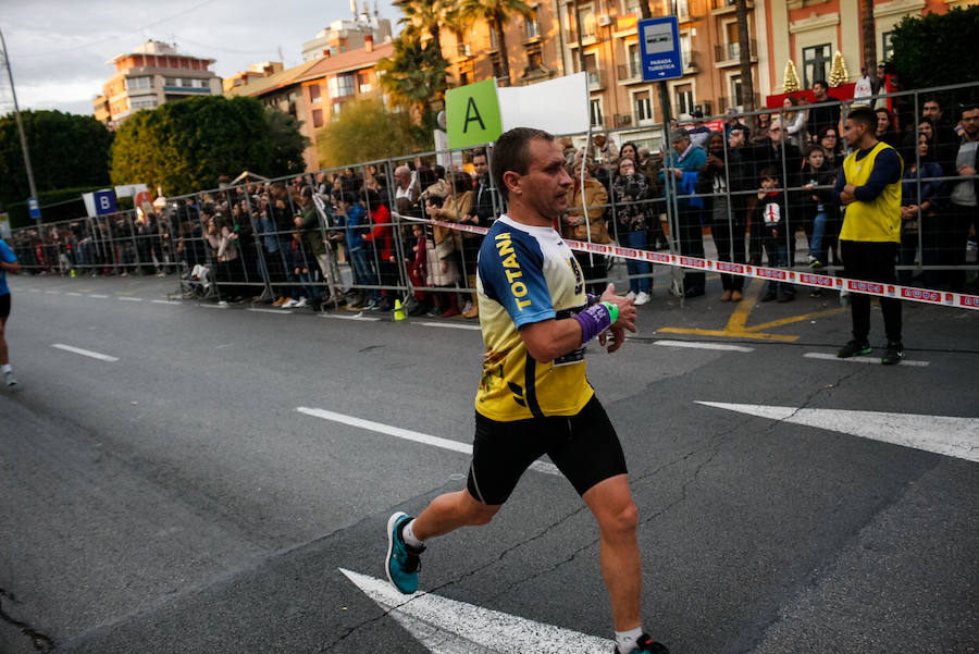 Repasa las imágenes del final de la carrera que ha inuntado las calles de Murcia el día de Nochevieja