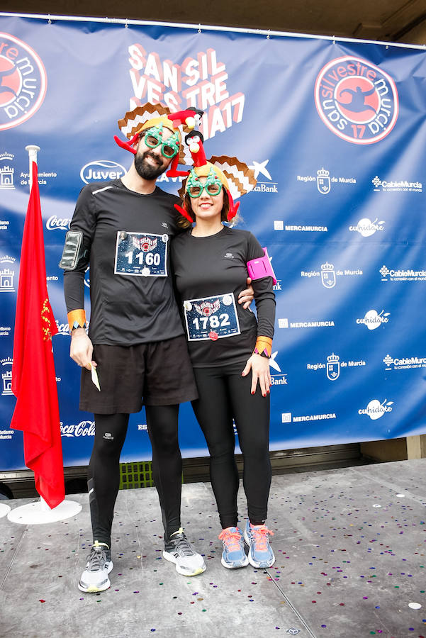 Muchos de los miles de participantes en la San Silvestre de Murcia han acudido a la carrera con originales disfraces que han triunfado por las calles de la ciudad