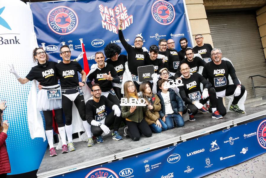 Muchos de los miles de participantes en la San Silvestre de Murcia han acudido a la carrera con originales disfraces que han triunfado por las calles de la ciudad