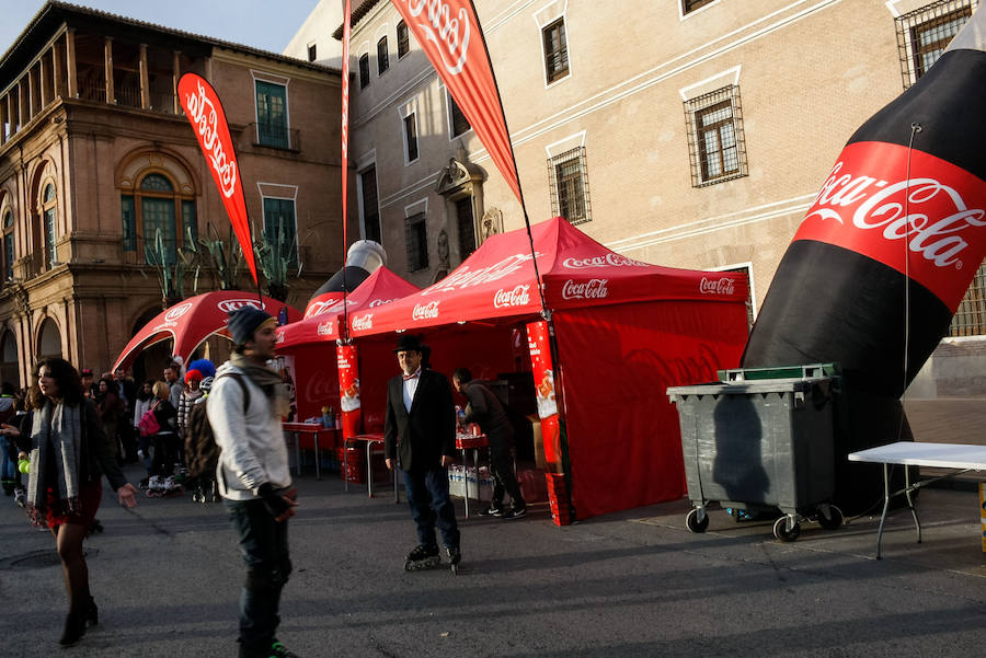 Muchos de los miles de participantes en la San Silvestre de Murcia han acudido a la carrera con originales disfraces que han triunfado por las calles de la ciudad