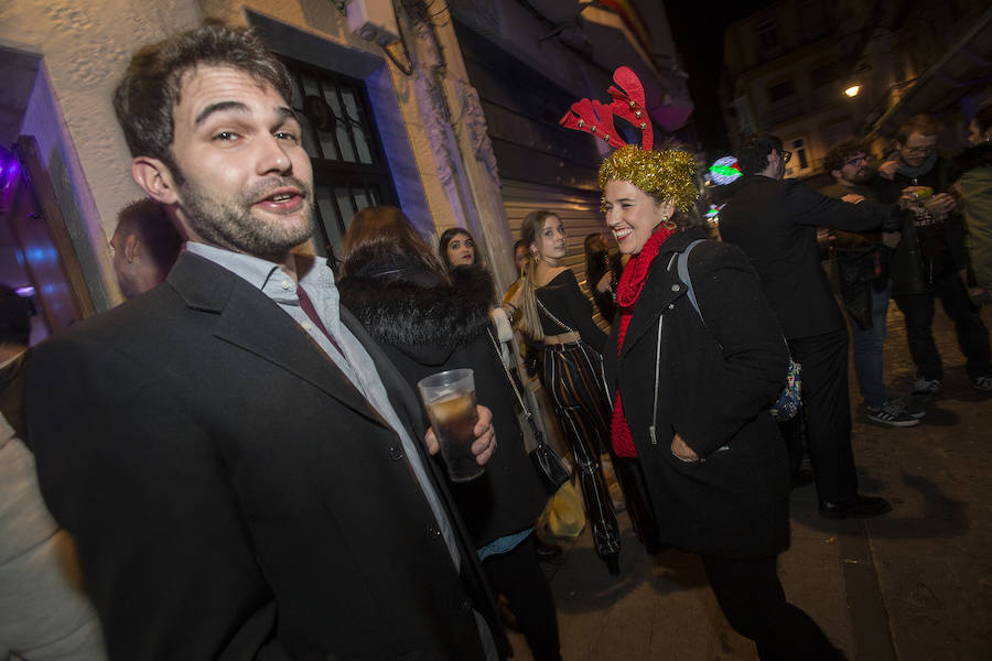 Cuatro Santos, la calle del Aire, Puerta de Murcia y Honda concentraron buena parte de los brindis y la alegría que estalló tras la cena de Nochevieja y la uvas de la suerte