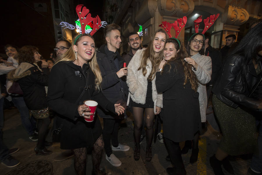 Cuatro Santos, la calle del Aire, Puerta de Murcia y Honda concentraron buena parte de los brindis y la alegría que estalló tras la cena de Nochevieja y la uvas de la suerte