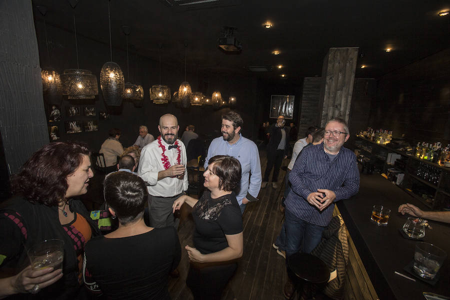 Cuatro Santos, la calle del Aire, Puerta de Murcia y Honda concentraron buena parte de los brindis y la alegría que estalló tras la cena de Nochevieja y la uvas de la suerte