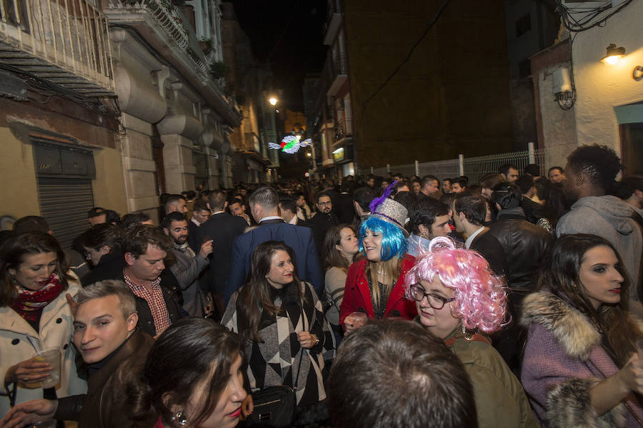 Cuatro Santos, la calle del Aire, Puerta de Murcia y Honda concentraron buena parte de los brindis y la alegría que estalló tras la cena de Nochevieja y la uvas de la suerte