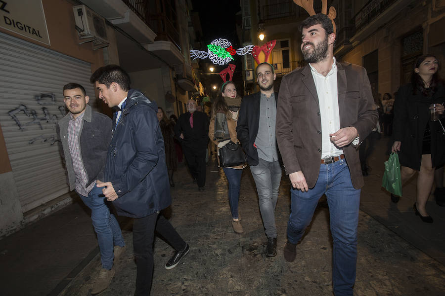 Cuatro Santos, la calle del Aire, Puerta de Murcia y Honda concentraron buena parte de los brindis y la alegría que estalló tras la cena de Nochevieja y la uvas de la suerte