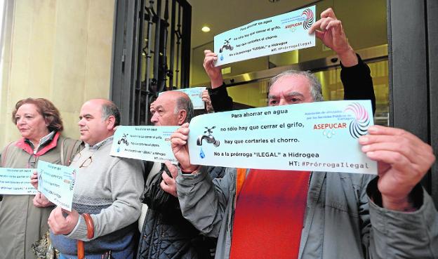 Protesta de Asepucar contra la prórroga a Hidrogea, en el edificio San Miguel, hace unos días. 