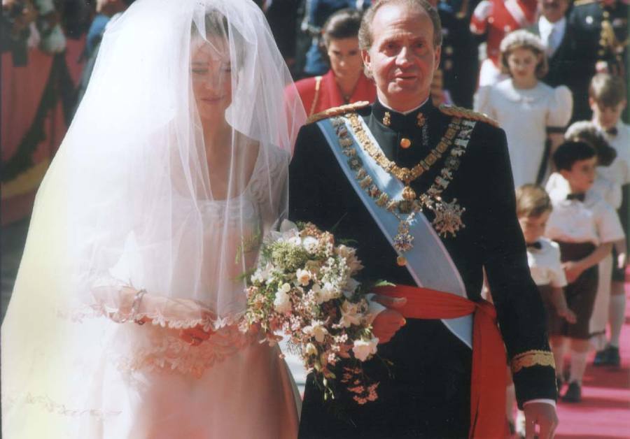 La infanta Elena, acompañada de su padre el rey Juan Carlos I, a su llegada a la catedral de Sevilla, donde contrajo matrimonio con Jaime de Marichalar.