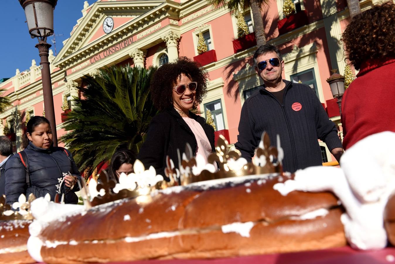Los niños que esperaban a Sus Majestades de Oriente en la Glorieta han podido disfrutar de un espectáculo de canta-baila