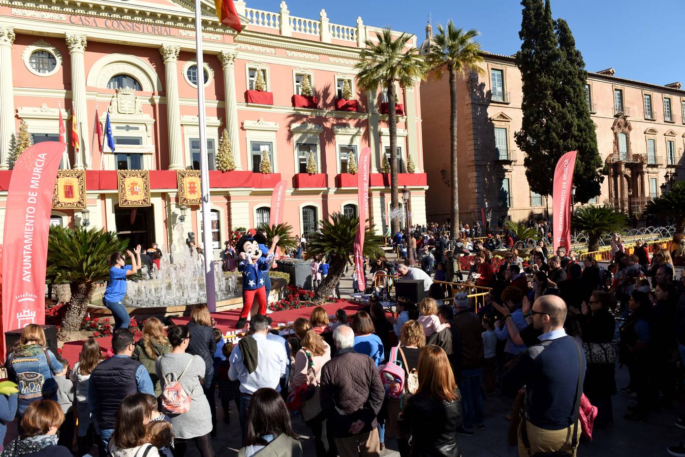 Los niños que esperaban a Sus Majestades de Oriente en la Glorieta han podido disfrutar de un espectáculo de canta-baila