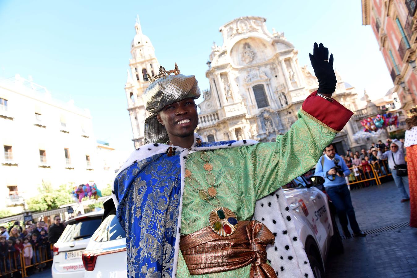 Recibimiento multitudinario a Sus Majestades de Oriente en la Glorieta, donde miles de niños les entregaron personalmente sus cartas de deseos