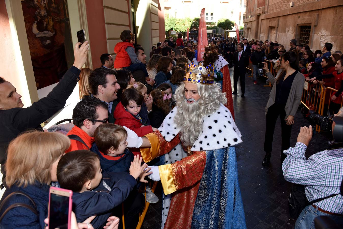 Recibimiento multitudinario a Sus Majestades de Oriente en la Glorieta, donde miles de niños les entregaron personalmente sus cartas de deseos