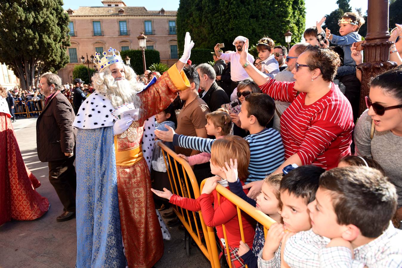 Recibimiento multitudinario a Sus Majestades de Oriente en la Glorieta, donde miles de niños les entregaron personalmente sus cartas de deseos