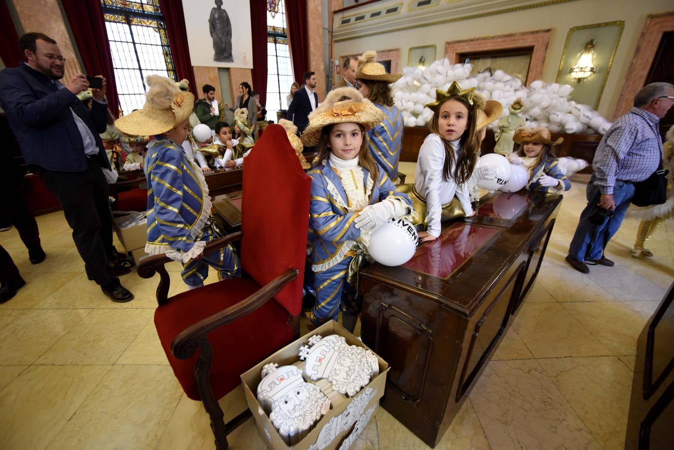 Recibimiento multitudinario a Sus Majestades de Oriente en la Glorieta, donde miles de niños les entregaron personalmente sus cartas de deseos