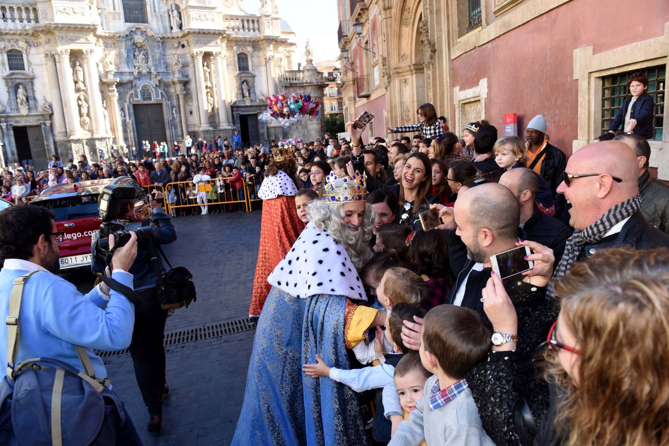 Recibimiento multitudinario a Sus Majestades de Oriente en la Glorieta, donde miles de niños les entregaron personalmente sus cartas de deseos