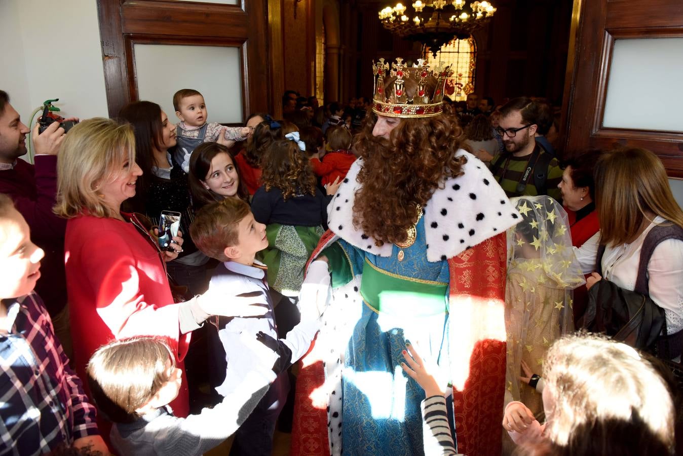 Recibimiento multitudinario a Sus Majestades de Oriente en la Glorieta, donde miles de niños les entregaron personalmente sus cartas de deseos