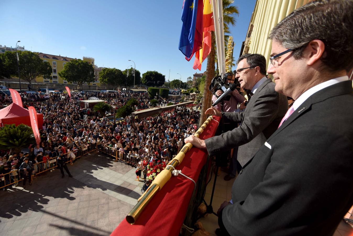Recibimiento multitudinario a Sus Majestades de Oriente en la Glorieta, donde miles de niños les entregaron personalmente sus cartas de deseos