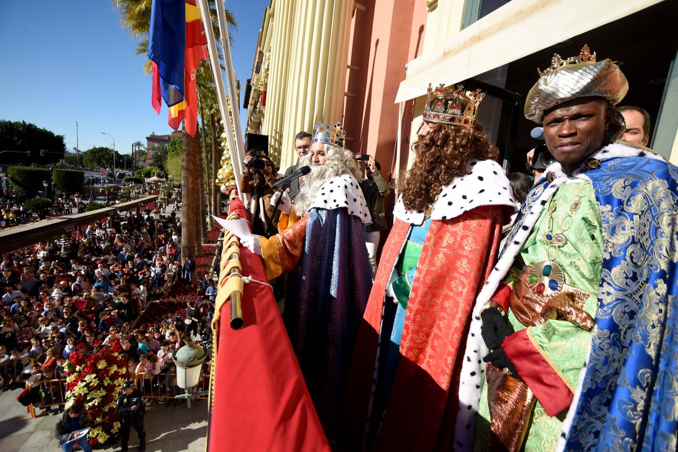 Recibimiento multitudinario a Sus Majestades de Oriente en la Glorieta, donde miles de niños les entregaron personalmente sus cartas de deseos