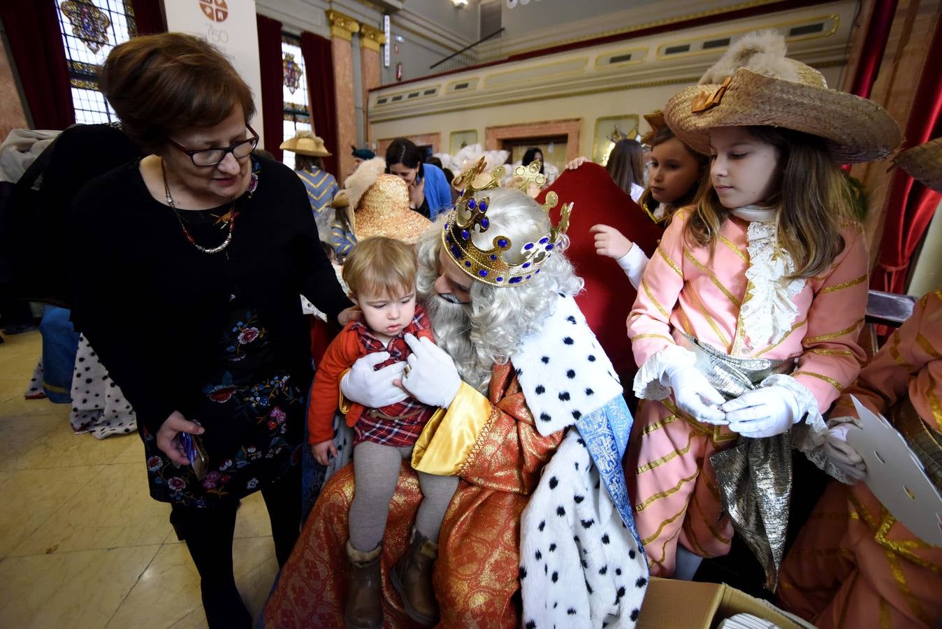 Recibimiento multitudinario a Sus Majestades de Oriente en la Glorieta, donde miles de niños les entregaron personalmente sus cartas de deseos