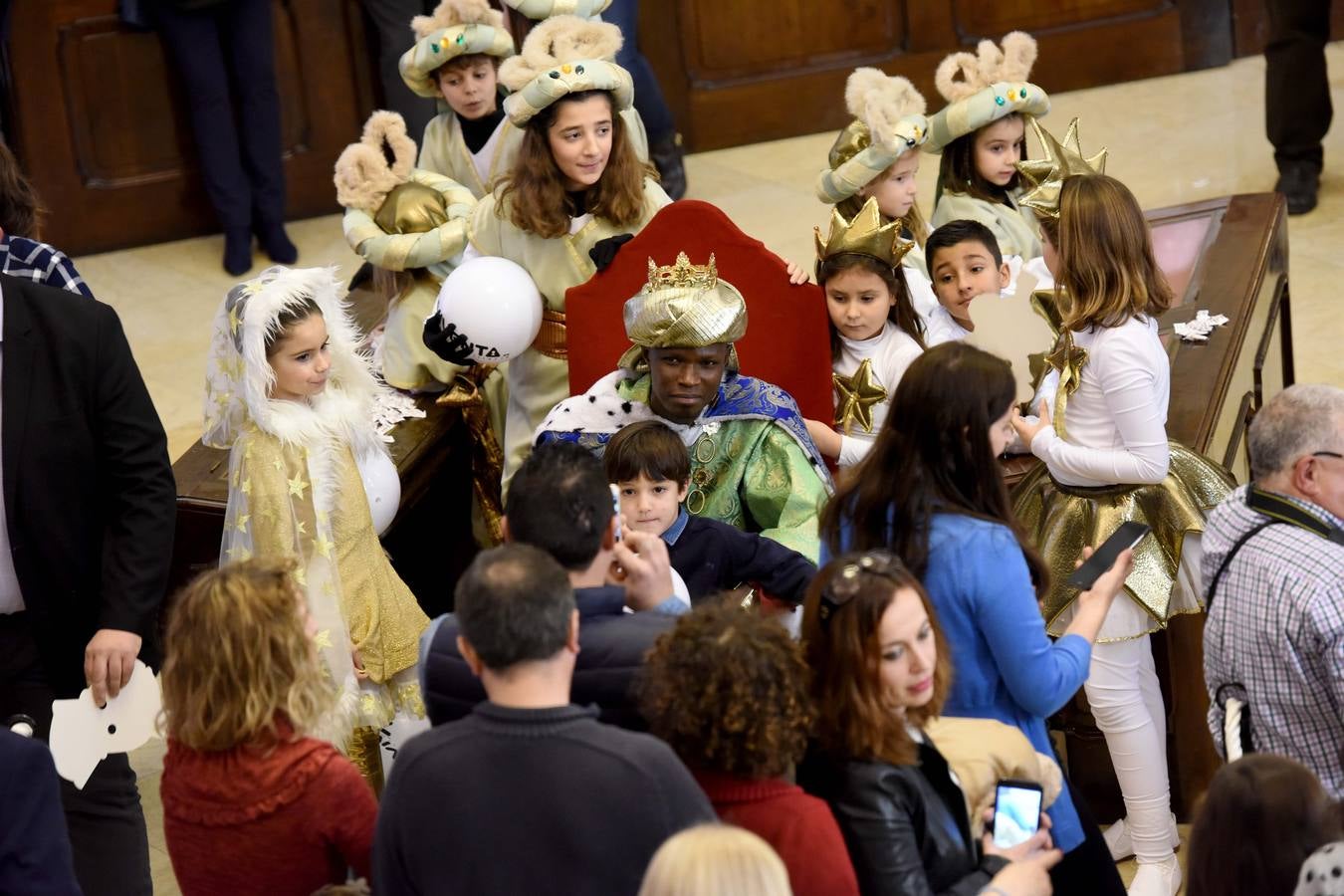 Recibimiento multitudinario a Sus Majestades de Oriente en la Glorieta, donde miles de niños les entregaron personalmente sus cartas de deseos