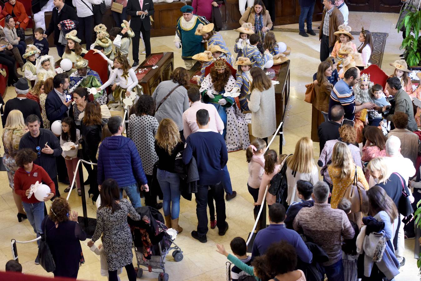 Recibimiento multitudinario a Sus Majestades de Oriente en la Glorieta, donde miles de niños les entregaron personalmente sus cartas de deseos