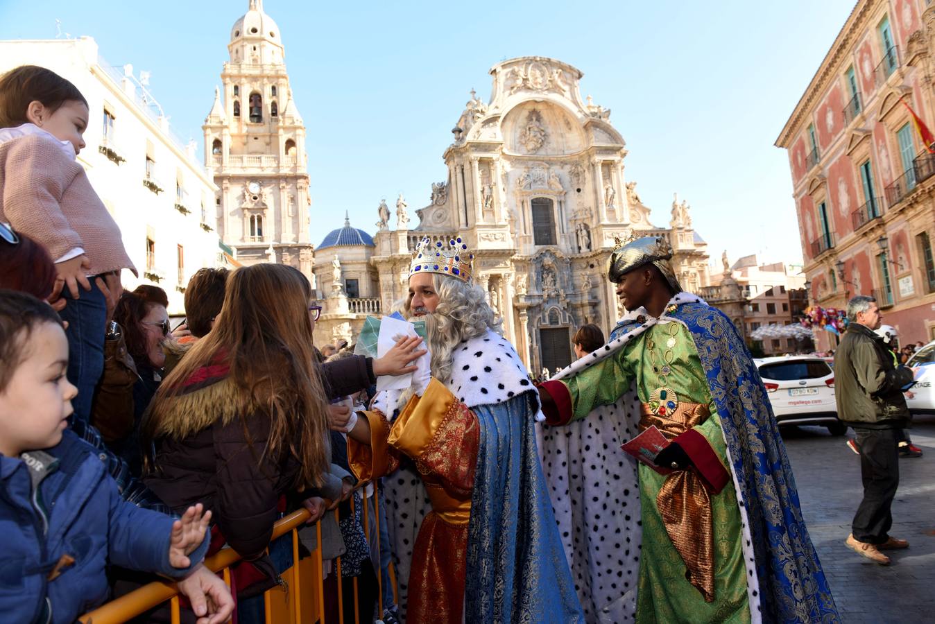 Recibimiento multitudinario a Sus Majestades de Oriente en la Glorieta, donde miles de niños les entregaron personalmente sus cartas de deseos